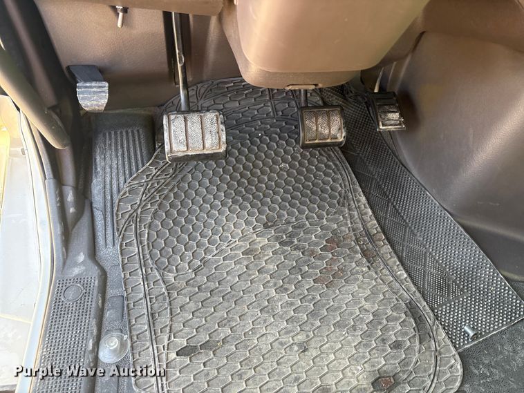 image for item EA7592 2017 Volvo VNL semi truck