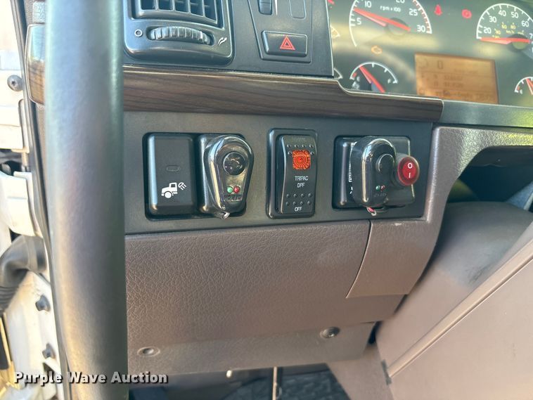 image for item EA7592 2017 Volvo VNL semi truck