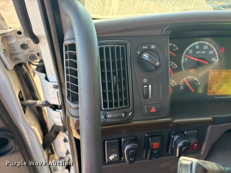 image for item EA7592 2017 Volvo VNL semi truck