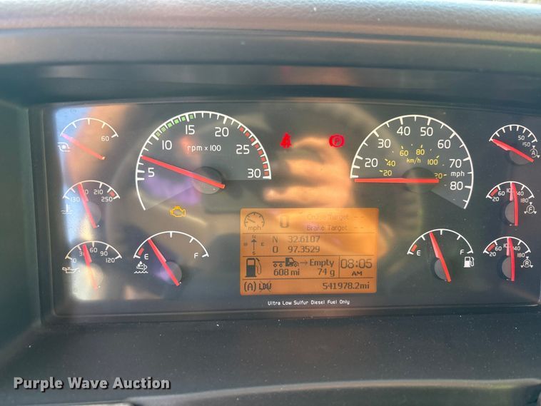 image for item EA7592 2017 Volvo VNL semi truck