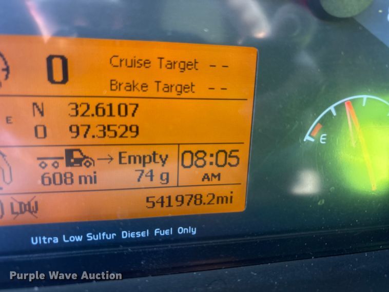 image for item EA7592 2017 Volvo VNL semi truck