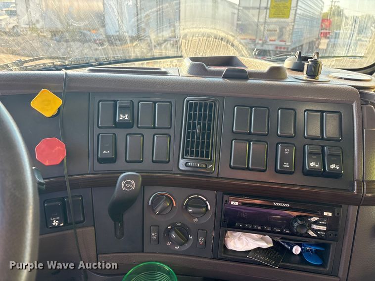 image for item EA7592 2017 Volvo VNL semi truck