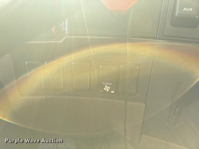 image for item EA7592 2017 Volvo VNL semi truck