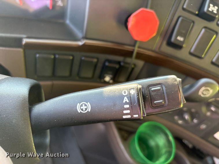 image for item EA7592 2017 Volvo VNL semi truck