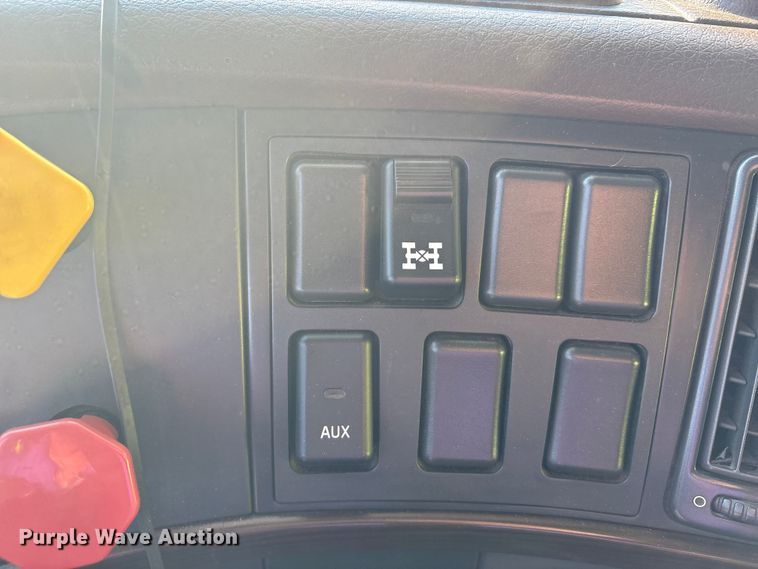 image for item EA7592 2017 Volvo VNL semi truck