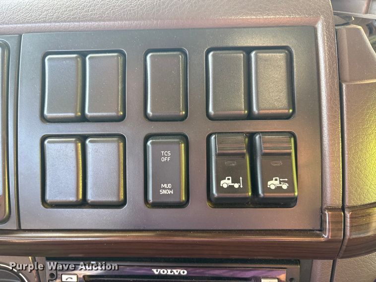 image for item EA7592 2017 Volvo VNL semi truck