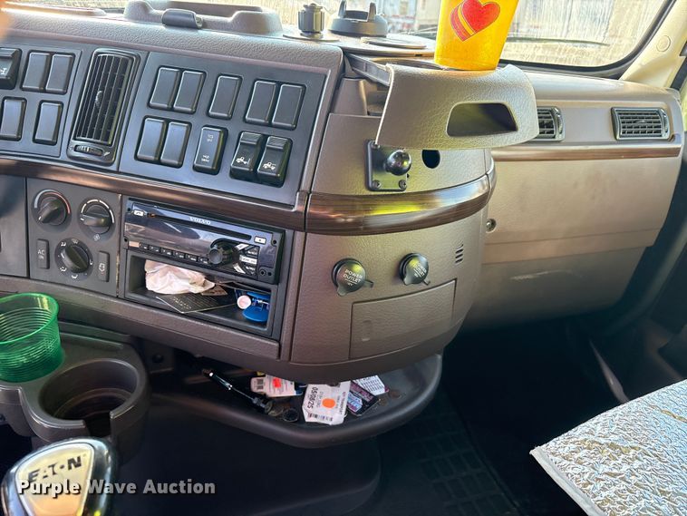 image for item EA7592 2017 Volvo VNL semi truck