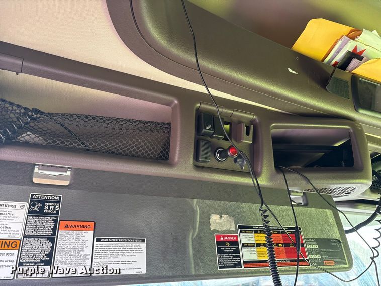 image for item EA7592 2017 Volvo VNL semi truck