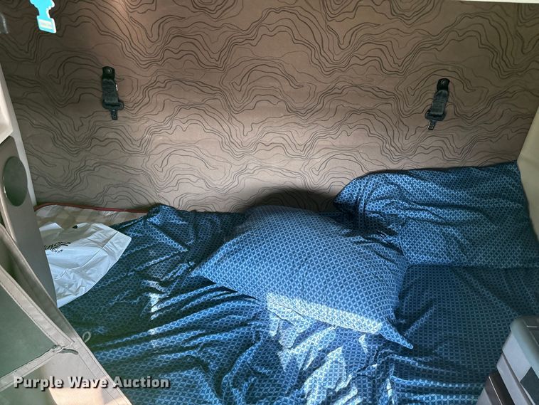 image for item EA7592 2017 Volvo VNL semi truck