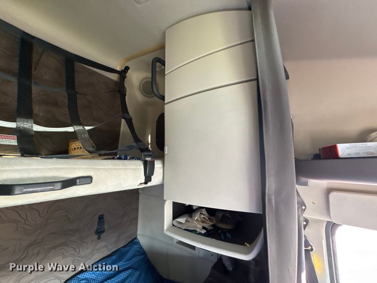 image for item EA7592 2017 Volvo VNL semi truck