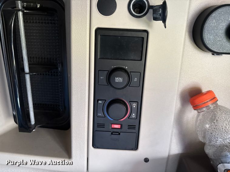 image for item EA7592 2017 Volvo VNL semi truck