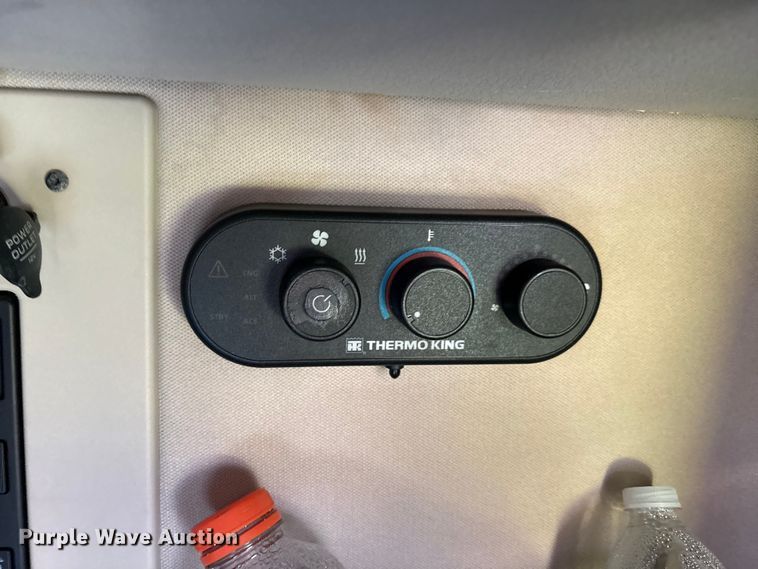 image for item EA7592 2017 Volvo VNL semi truck