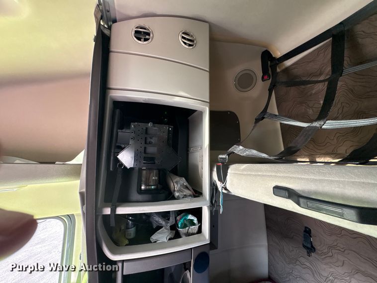 image for item EA7592 2017 Volvo VNL semi truck