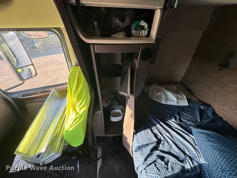 image for item EA7592 2017 Volvo VNL semi truck