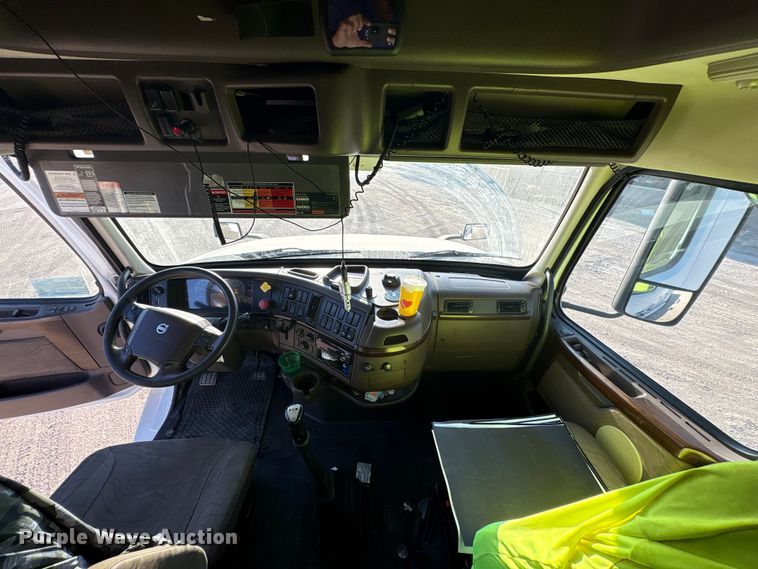 image for item EA7592 2017 Volvo VNL semi truck