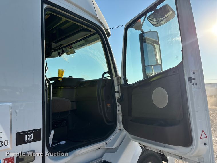 image for item EA7592 2017 Volvo VNL semi truck