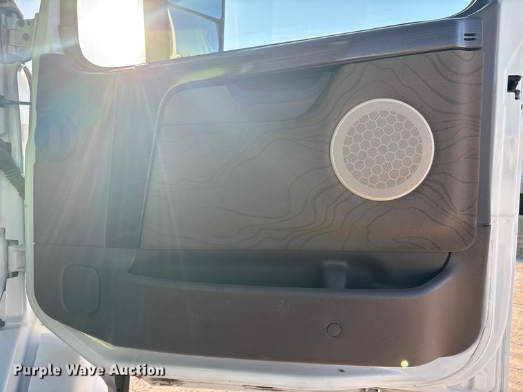 image for item EA7592 2017 Volvo VNL semi truck