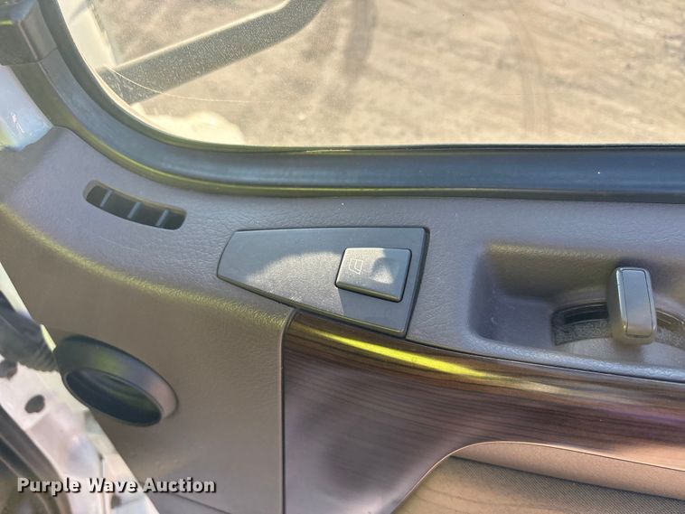 image for item EA7592 2017 Volvo VNL semi truck