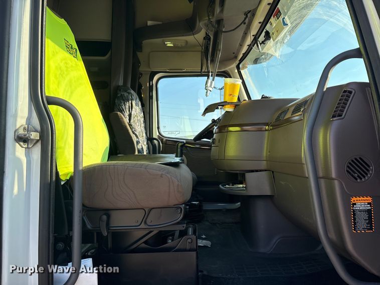 image for item EA7592 2017 Volvo VNL semi truck