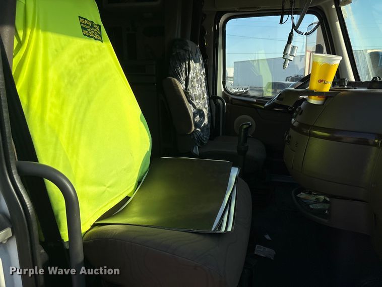 image for item EA7592 2017 Volvo VNL semi truck