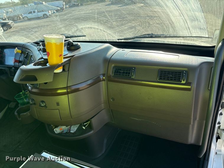 image for item EA7592 2017 Volvo VNL semi truck