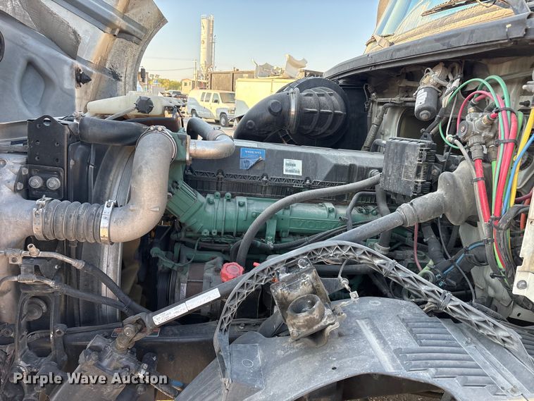 image for item EA7592 2017 Volvo VNL semi truck