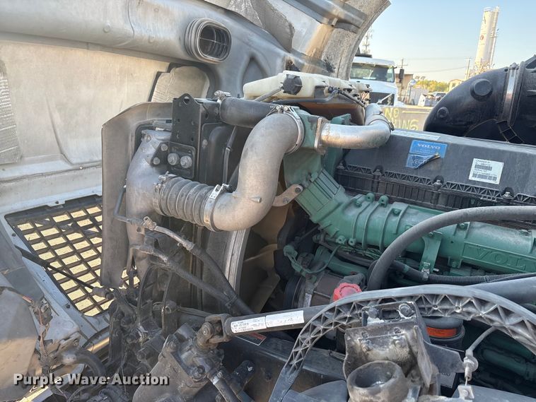 image for item EA7592 2017 Volvo VNL semi truck