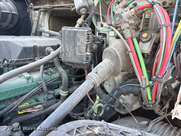 image for item EA7592 2017 Volvo VNL semi truck