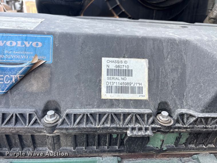 image for item EA7592 2017 Volvo VNL semi truck