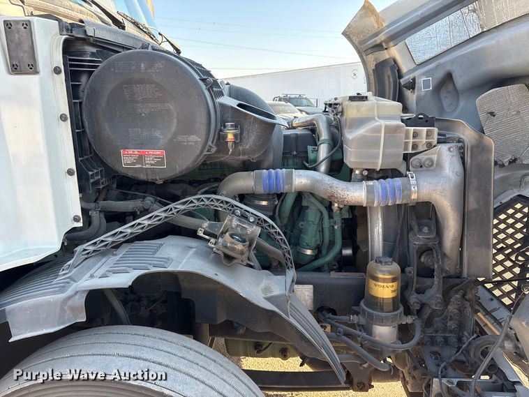 image for item EA7592 2017 Volvo VNL semi truck