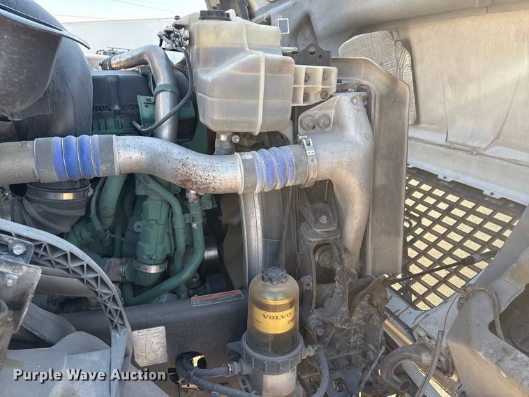 image for item EA7592 2017 Volvo VNL semi truck