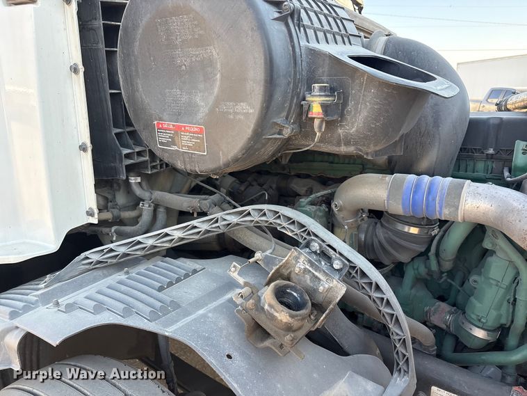 image for item EA7592 2017 Volvo VNL semi truck