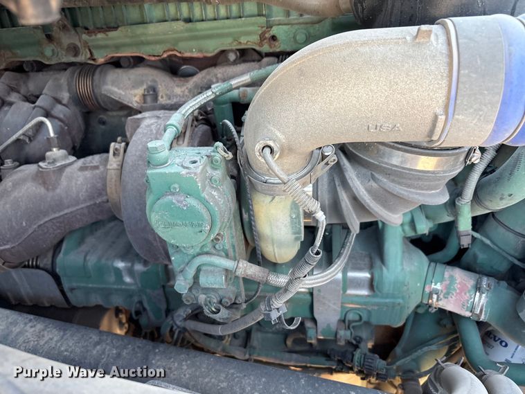 image for item EA7592 2017 Volvo VNL semi truck