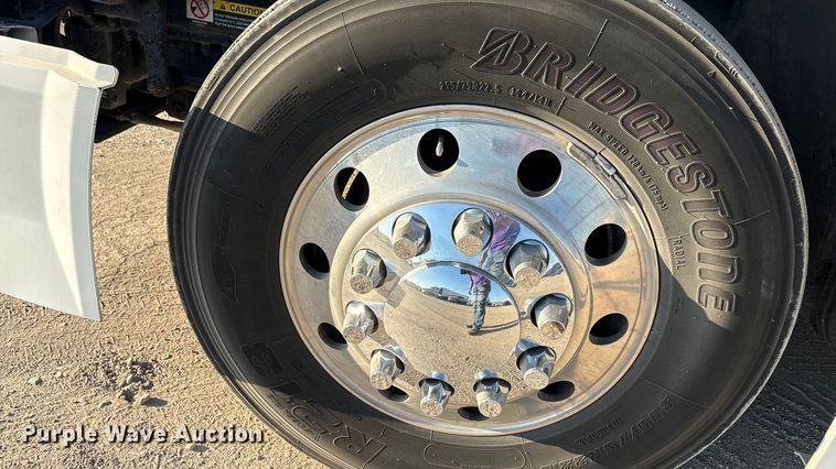 image for item EA7592 2017 Volvo VNL semi truck