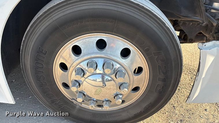 image for item EA7592 2017 Volvo VNL semi truck