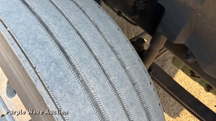 image for item EA7592 2017 Volvo VNL semi truck