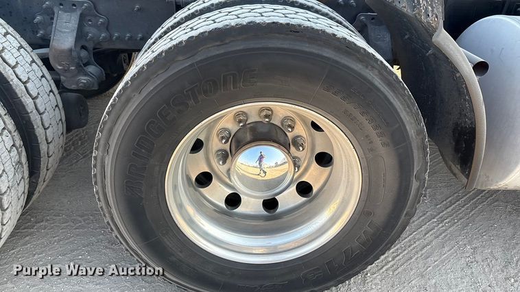 image for item EA7592 2017 Volvo VNL semi truck