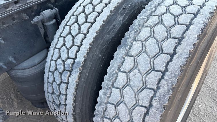 image for item EA7592 2017 Volvo VNL semi truck