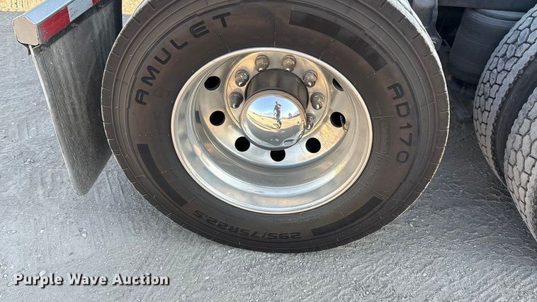 image for item EA7592 2017 Volvo VNL semi truck