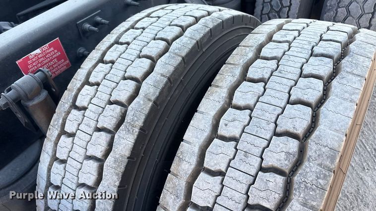 image for item EA7592 2017 Volvo VNL semi truck