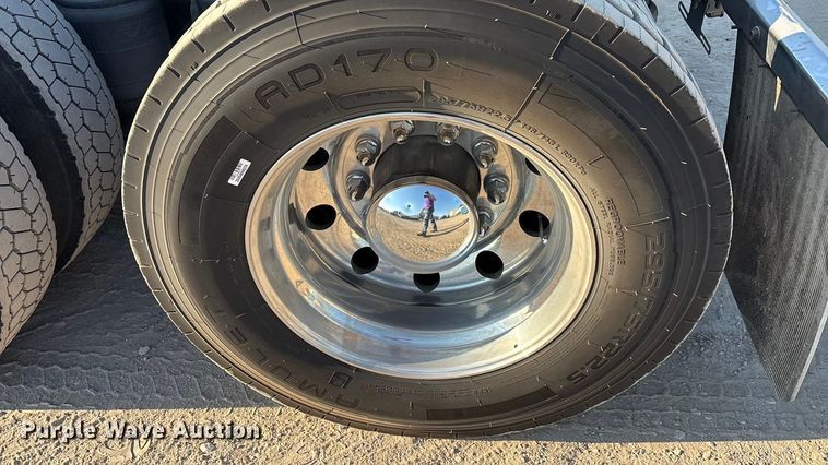 image for item EA7592 2017 Volvo VNL semi truck