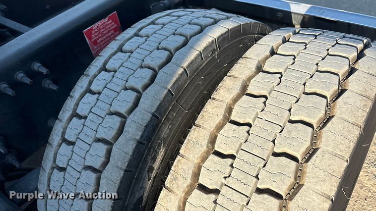 image for item EA7592 2017 Volvo VNL semi truck