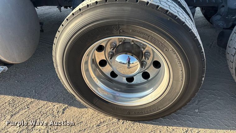 image for item EA7592 2017 Volvo VNL semi truck