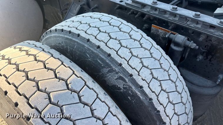 image for item EA7592 2017 Volvo VNL semi truck