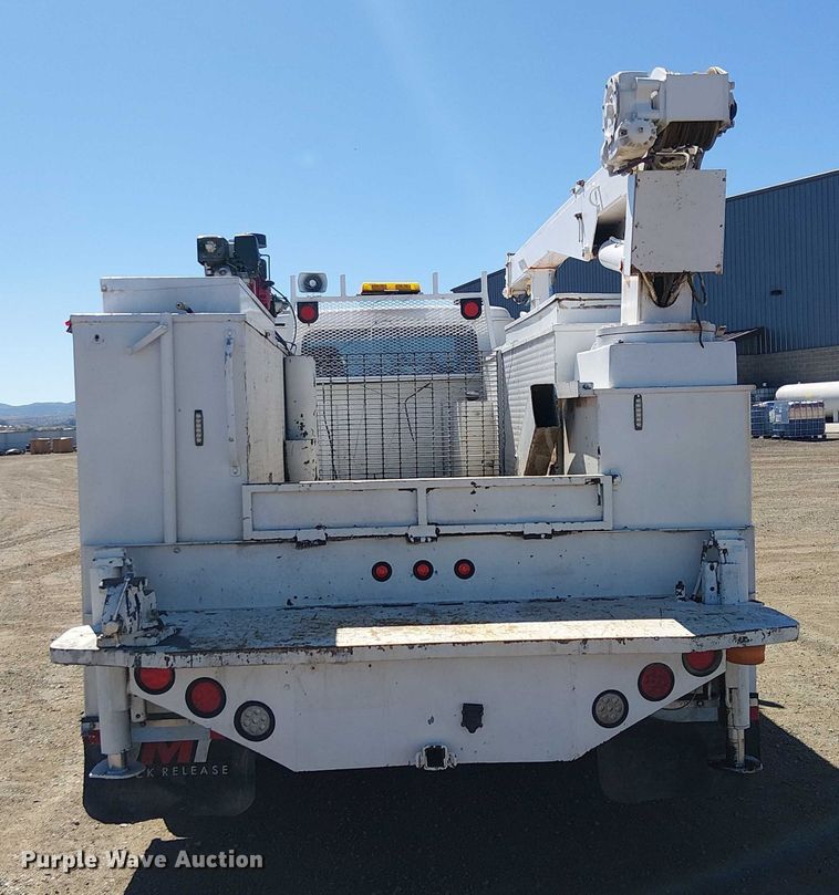 image for item EC1215 1996 International 4700 utility / service truck