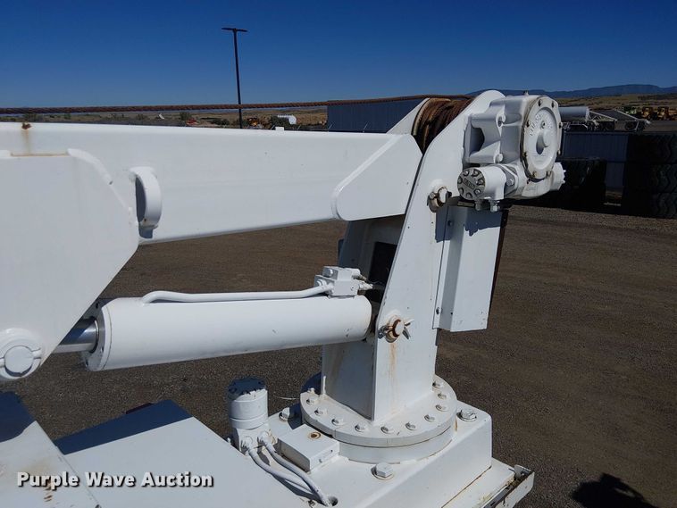 image for item EC1215 1996 International 4700 utility / service truck