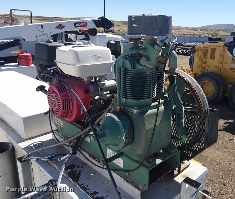 image for item EC1215 1996 International 4700 utility / service truck