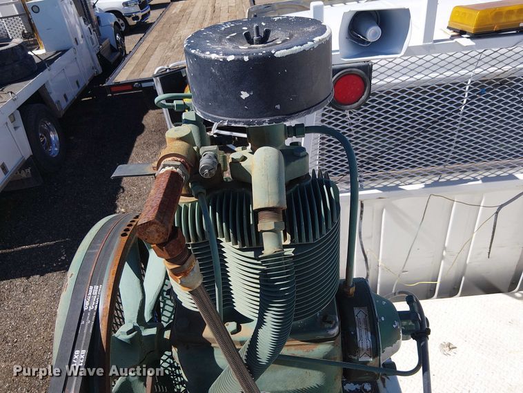 image for item EC1215 1996 International 4700 utility / service truck