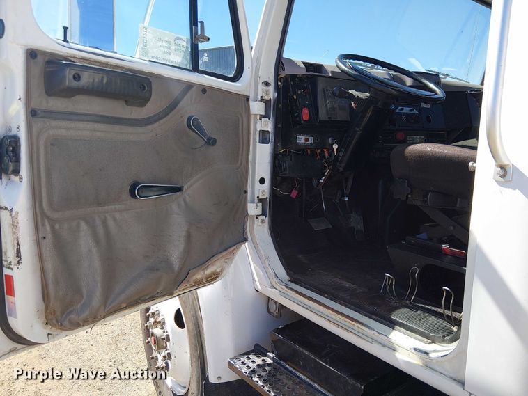 image for item EC1215 1996 International 4700 utility / service truck