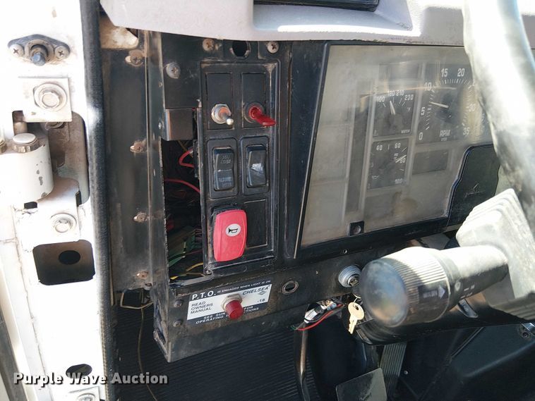 image for item EC1215 1996 International 4700 utility / service truck